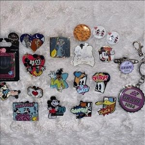 ❌❌SOLD❌❌Collectible Disney Parks Pins Bundle